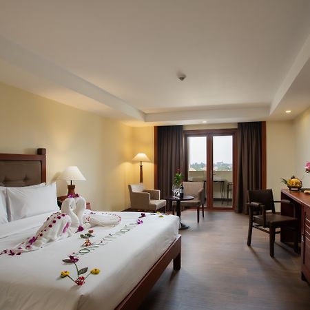 Hotel De La Renaissance Siem Reap Esterno foto