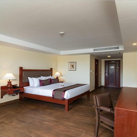 Hotel De La Renaissance Siem Reap Esterno foto