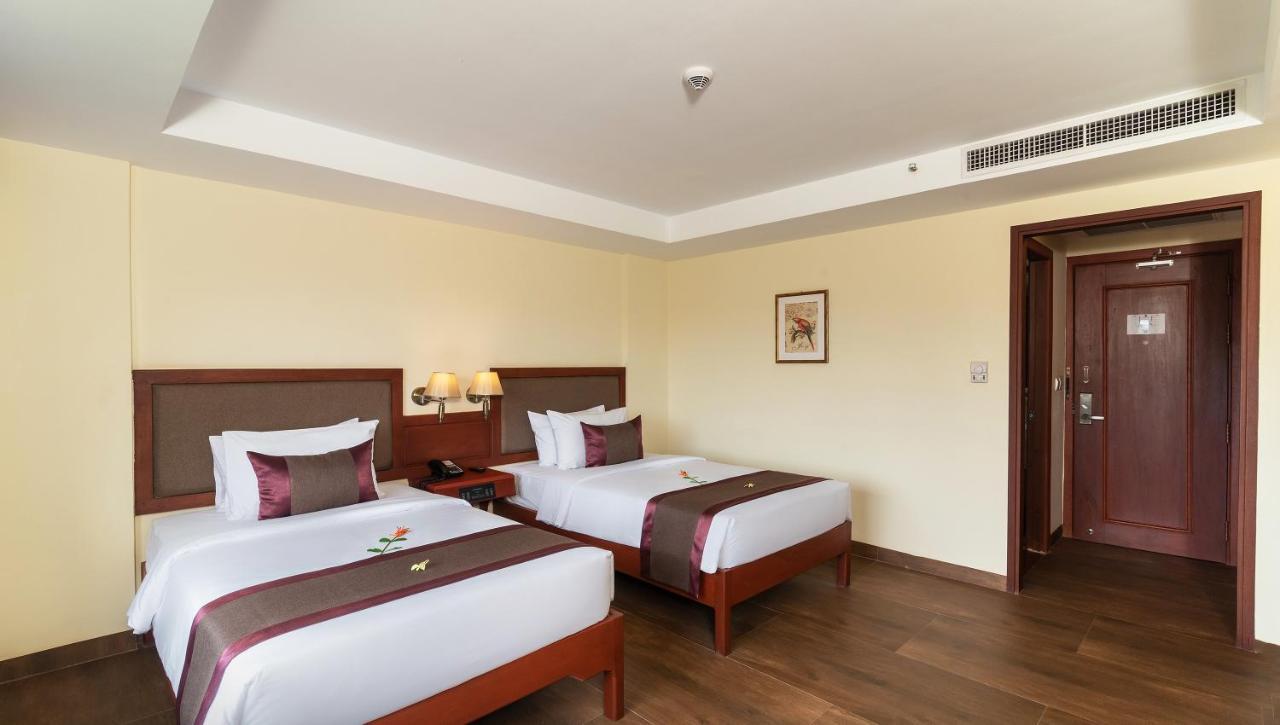 Hotel De La Renaissance Siem Reap Esterno foto
