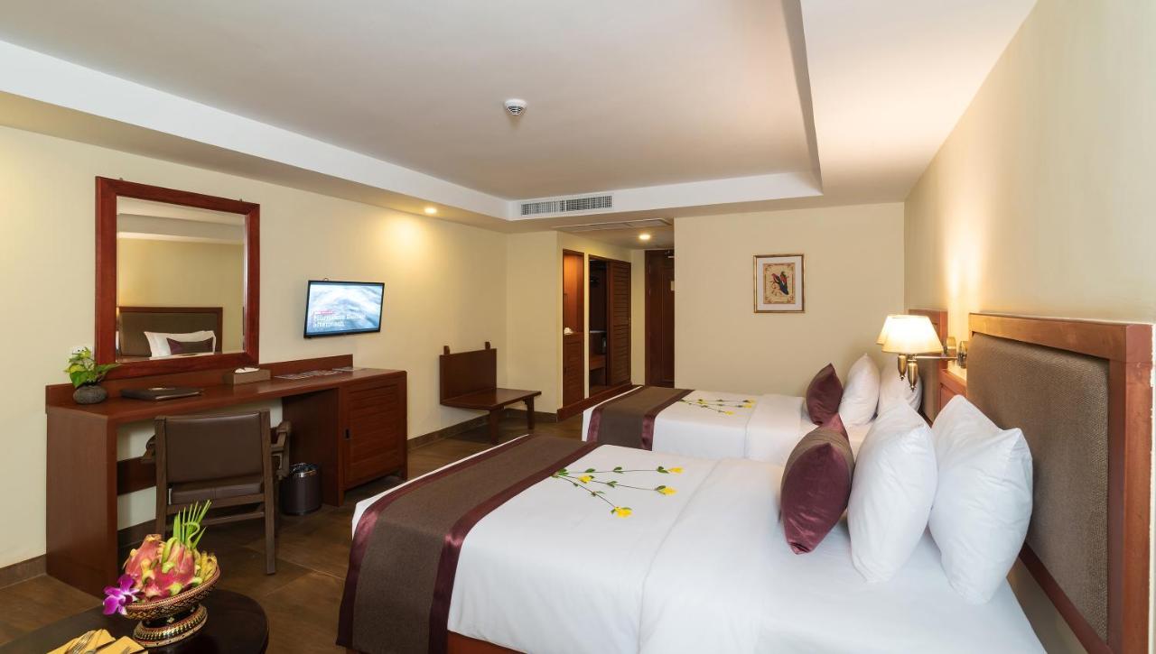 Hotel De La Renaissance Siem Reap Esterno foto