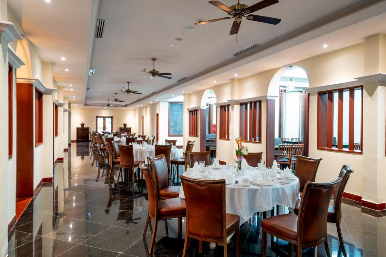 Hotel De La Renaissance Siem Reap Esterno foto