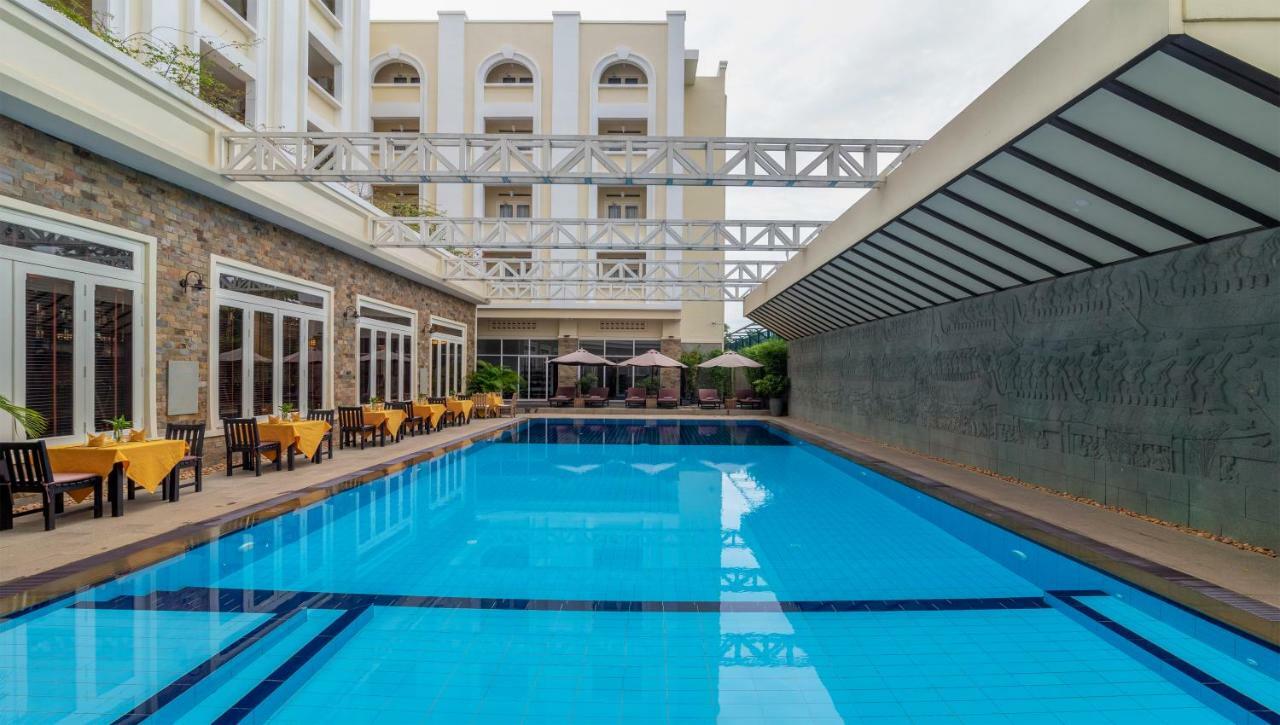 Hotel De La Renaissance Siem Reap Esterno foto