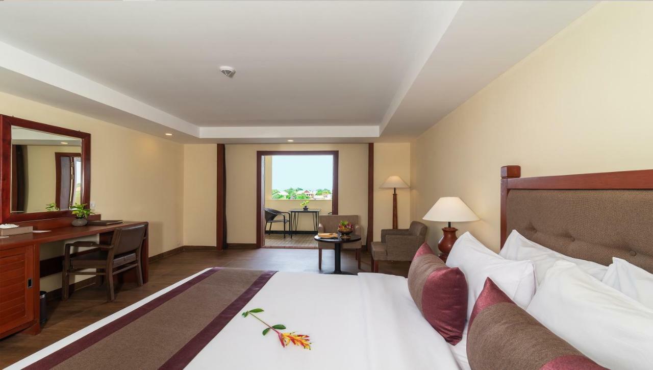 Hotel De La Renaissance Siem Reap Esterno foto