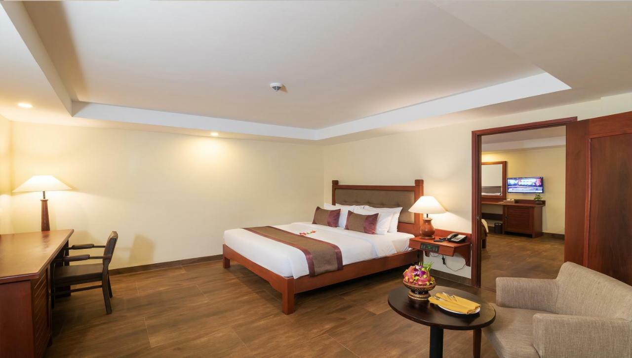 Hotel De La Renaissance Siem Reap Esterno foto