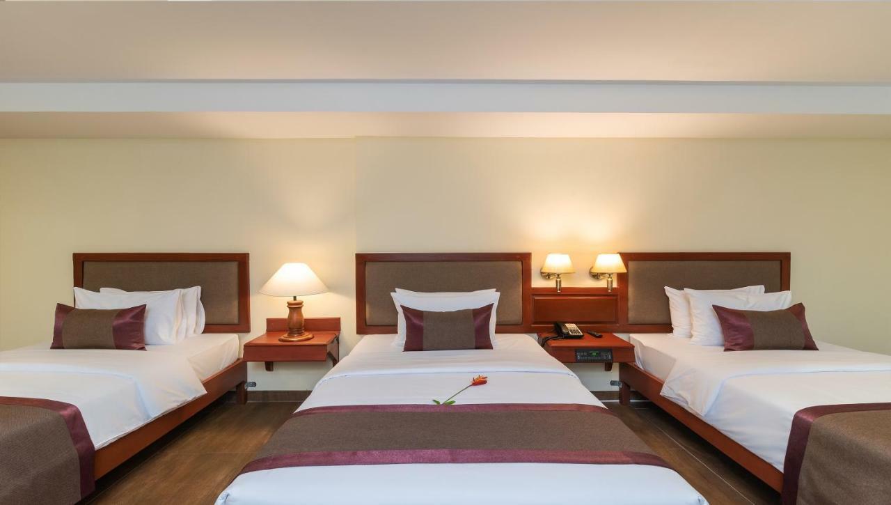 Hotel De La Renaissance Siem Reap Esterno foto